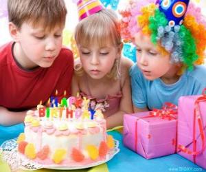 yapboz Kız doğum günü pastasının üzerindeki mumları üfleme anı